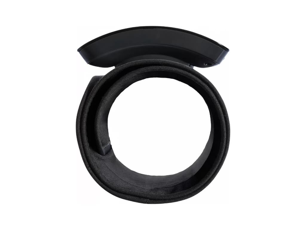 Zijaanzicht van de Omron Evolv bovenarm bloeddrukmeter met zicht door het voorgevormde manchet