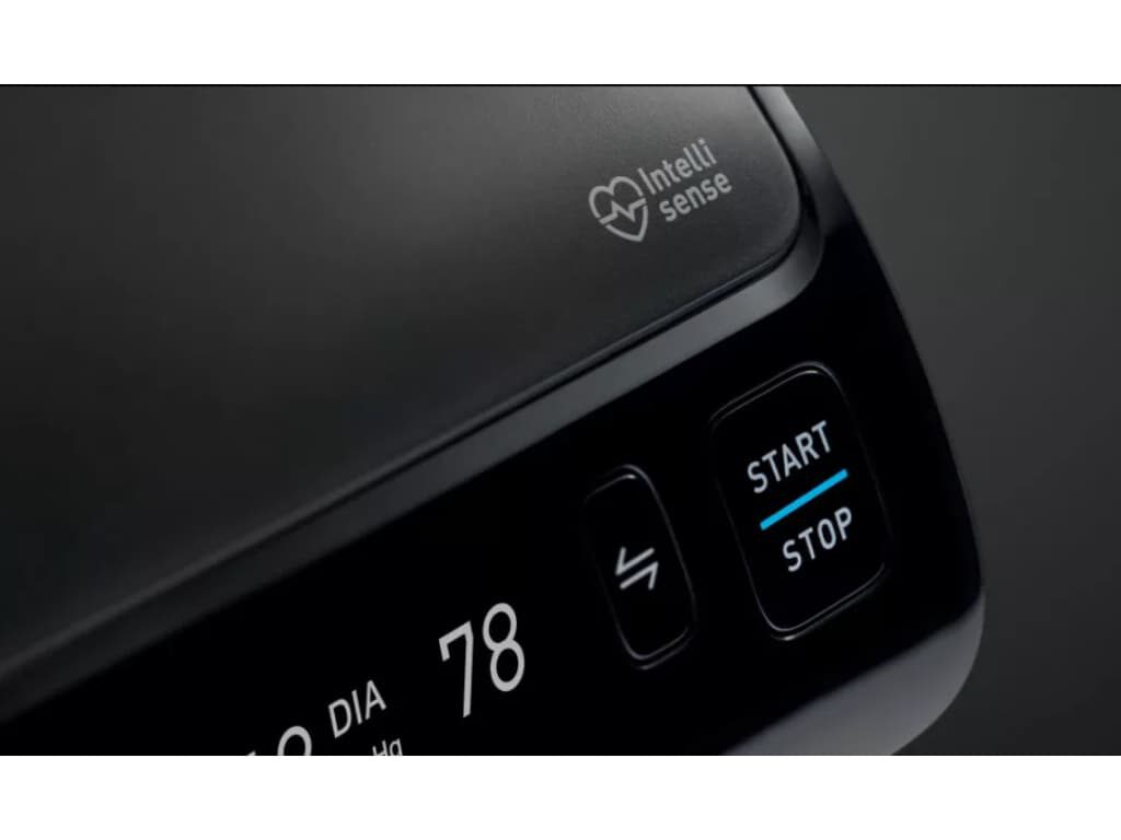 Ingezoomd detail van de Omron Evolv met bedieningsknoppen en de tekst “IntelliSense” met bijbehorend icoon