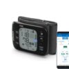 Omron RS7 Intelli IT polsbloeddrukmeter en smartphone waarop de Omron Connect-app zichtbaar is