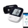 Omron M4 Intelli IT bovenarm bloeddrukmeter met voorgevormd manchet en smartphone waarop de Omron Connect-app zichtbaar is
