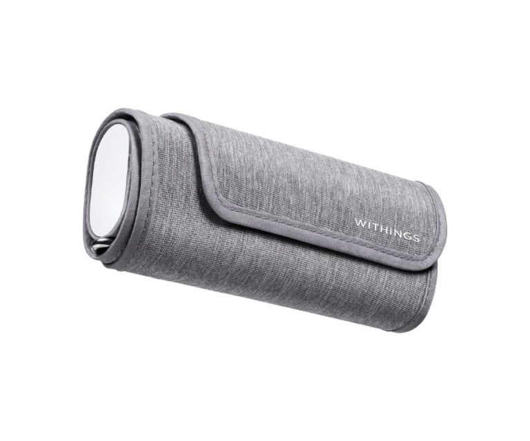 Withings BPM Connect intelligente bloeddrukmeter met wifi opgerold in de manchet