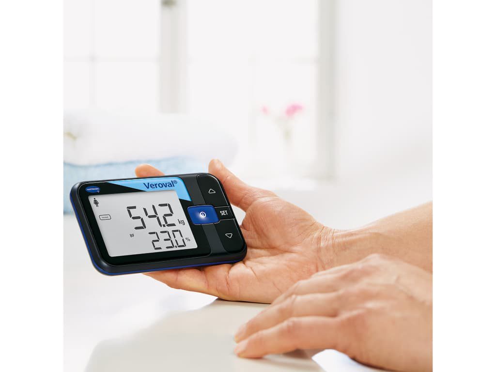 Afneembaar display van de Hartmann Veroval® Intelligente personenweegschaal in de hand