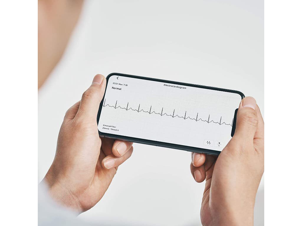 Persoon houdt een smartphone met beide handen vast waarop een elektrocardiogram zichtbaar is