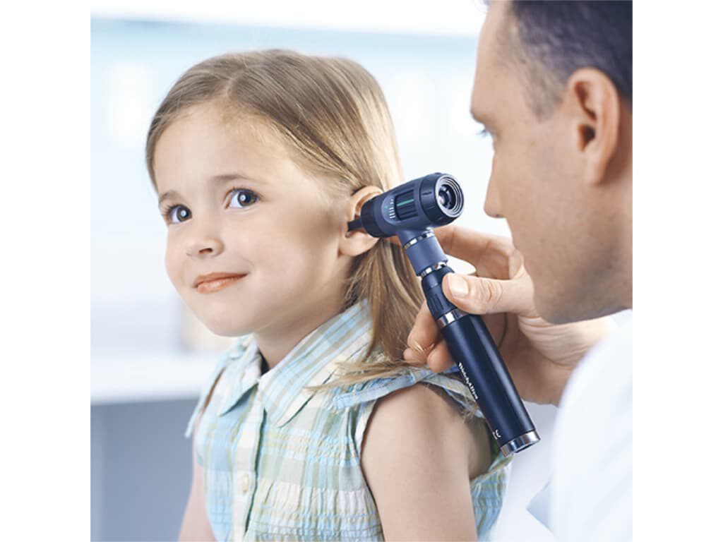 Man onderzoekt het oor van een kind met de Welch Allyn MacroView 3,5V LED otoscoop