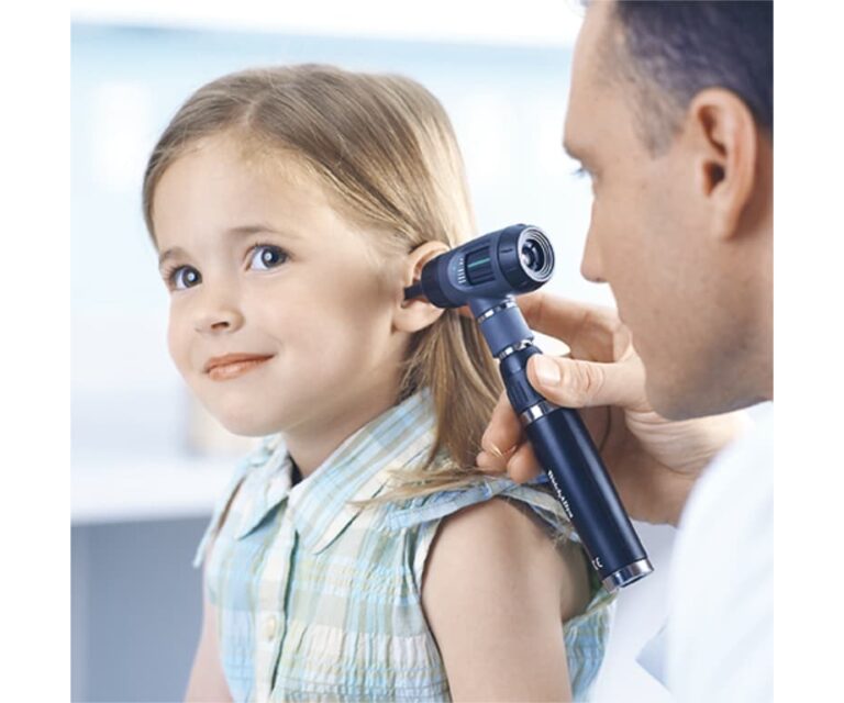 Man onderzoekt het oor van een kind met de Welch Allyn MacroView 3,5V LED otoscoop