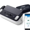 Omron Complete bovenarm bloeddrukmeter met ECG-functie, manchet en smartphone waarop de Omron Connect-app zichtbaar is