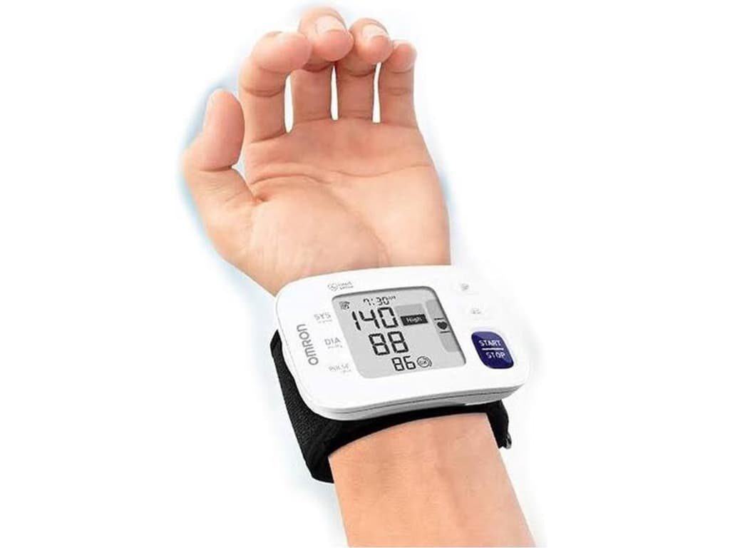 Close-up van een pols met de Omron RS4 polsbloeddrukmeter om