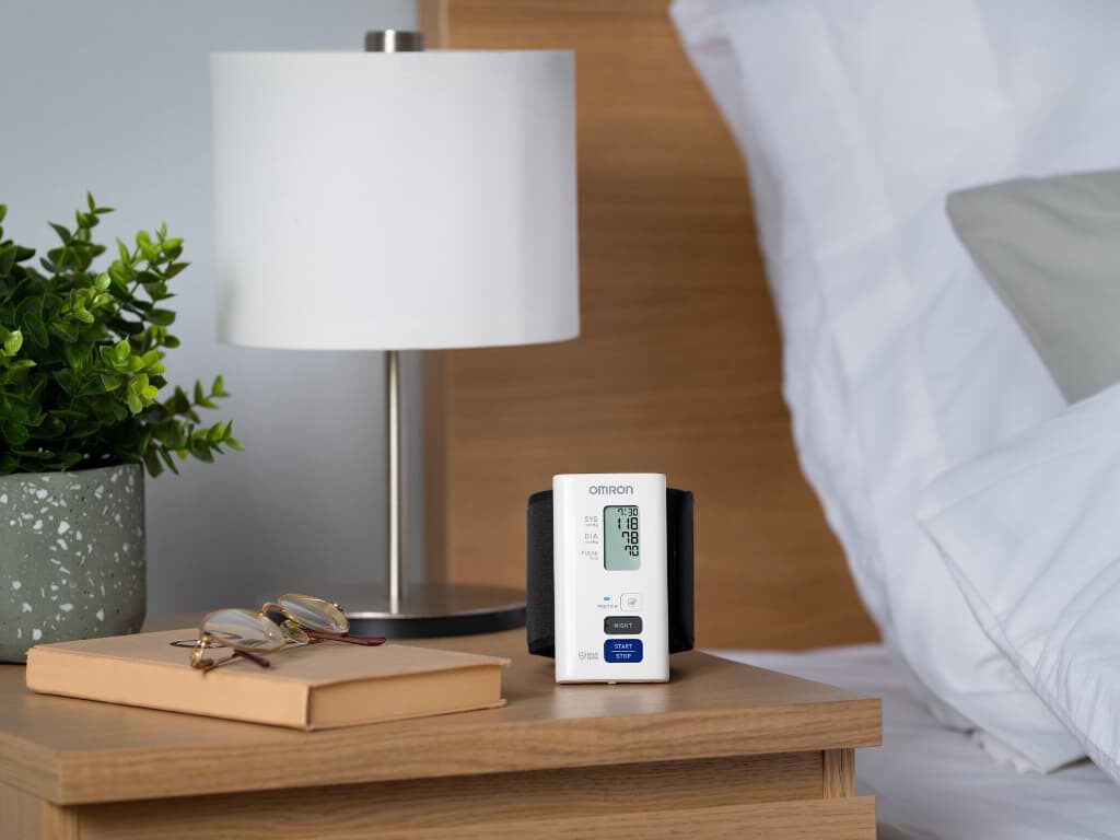 Omron Nightview polsbloeddrukmeter op een nachtkastje