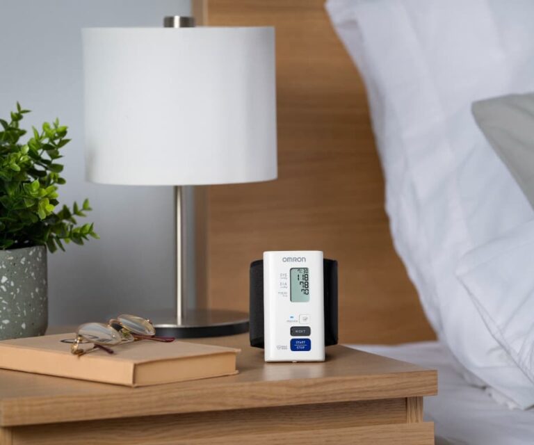 Omron Nightview polsbloeddrukmeter op een nachtkastje