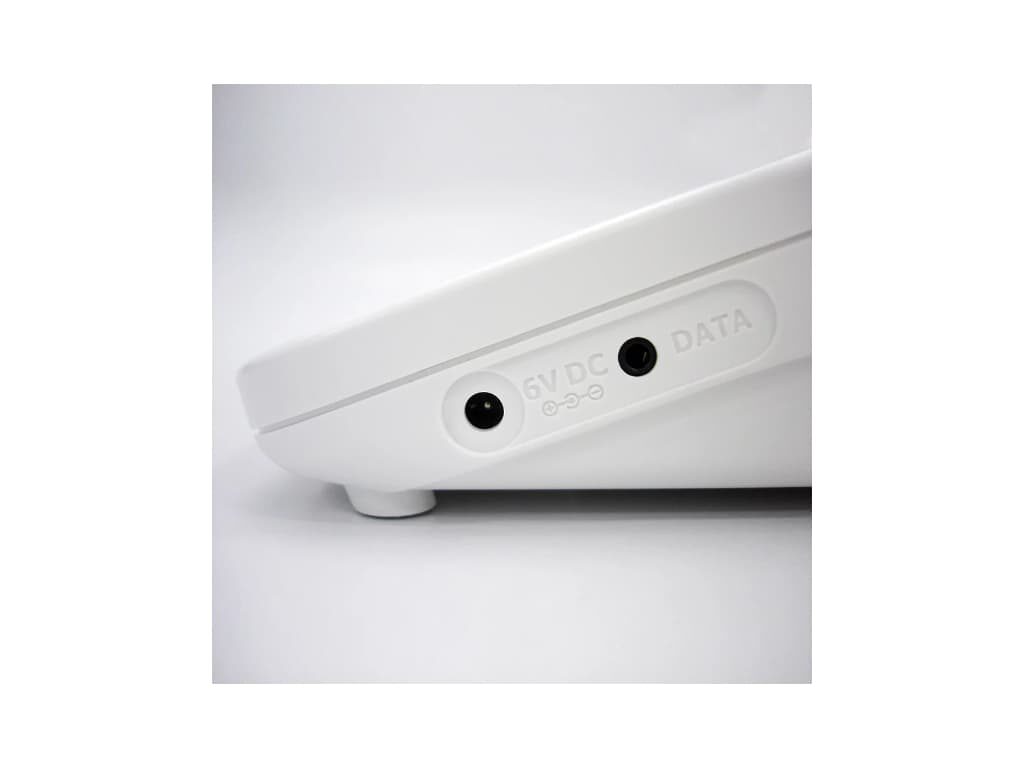 Aansluitingen voor adapter en pc van de Rossmax X3 BT bovenarm bloeddrukmeter