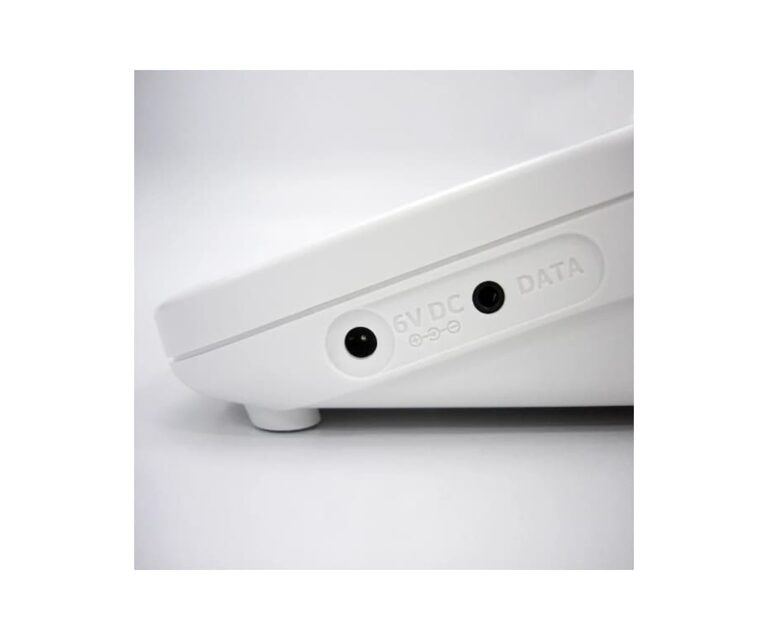 Aansluitingen voor adapter en pc van de Rossmax X3 BT bovenarm bloeddrukmeter