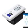 Omron NightView polsbloeddrukmeter met smartphone waarop de Omron Connect-app zichtbaar is
