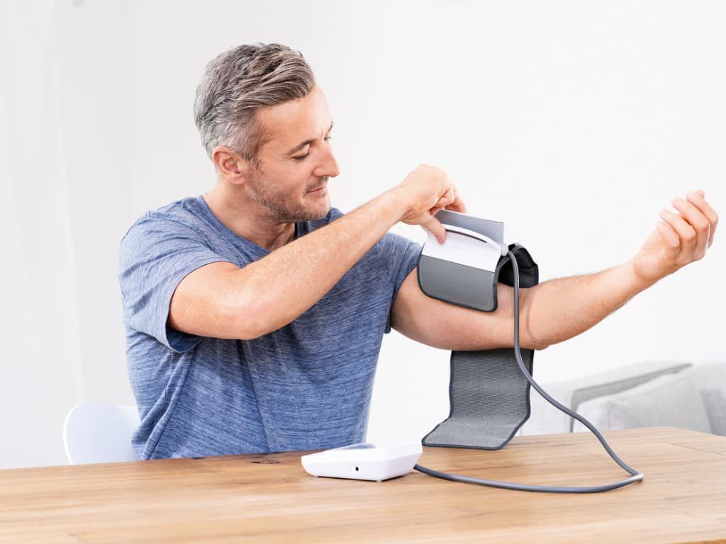 Man doet de EasyClip-manchet van de Beurer BM 51 easyClip om zijn bovenarm