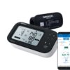 Omron M7 Intelli IT AFib bovenarm bloeddrukmeter met voorgevormd manchet en smartphone waarop de Omron Connect-app zichtbaar is