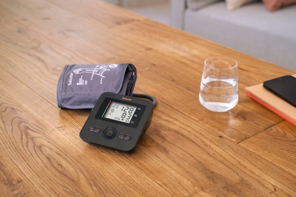 Beurer BM 27+ Limited Edition zwart / bruin bovenarm bloeddrukmeter met manchet op tafel