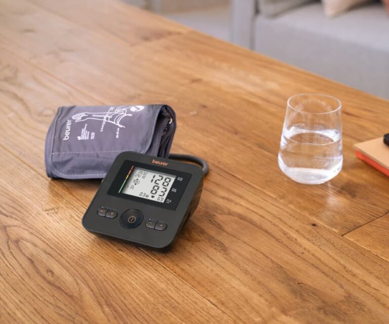 Beurer BM 27+ Limited Edition zwart / bruin bovenarm bloeddrukmeter met manchet op tafel