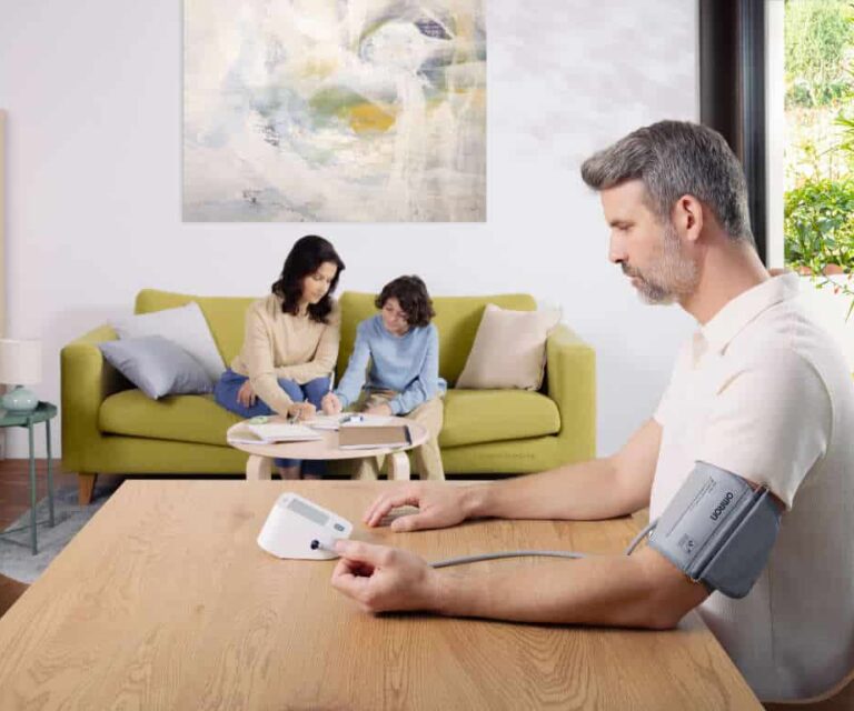 Omron M2 Essential bovenarm bloeddrukmeter in gebruik