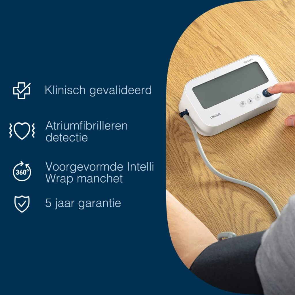 Man meet zijn bloeddruk met de Omron M3 Comfort AFib bovenarm bloeddrukmeter, met tekst over productvoordelen in beeld
