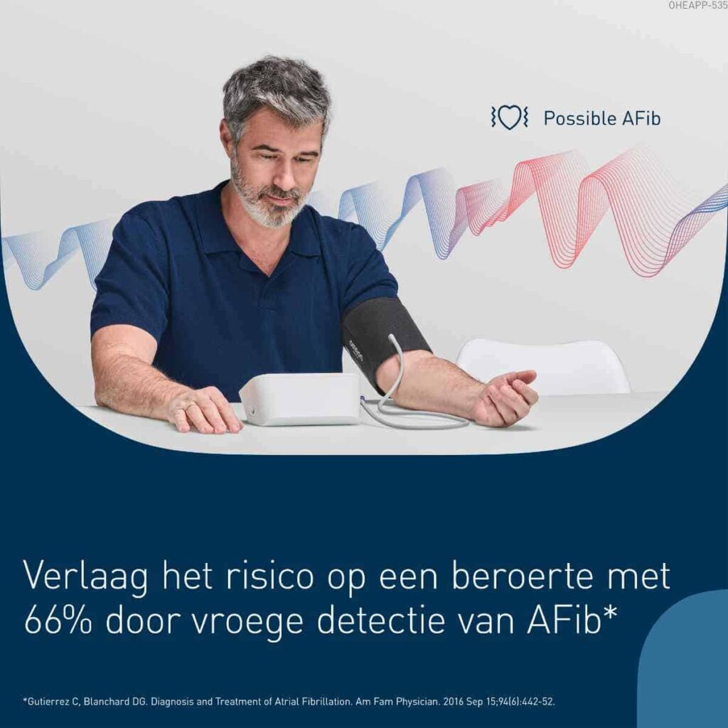 Man meet zijn bloeddruk met de Omron M3 Comfort AFib, zichtbaar vanaf de achterkant, met een grafische hartslagweergave en de tekst “Possible AFib” in beeld