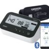 Omron M4 Connect AFib bovenarm bloeddrukmeter met voorgevormd manchet, Bluetooth-logo en smartphone waarop de Omron Connect-app zichtbaar is