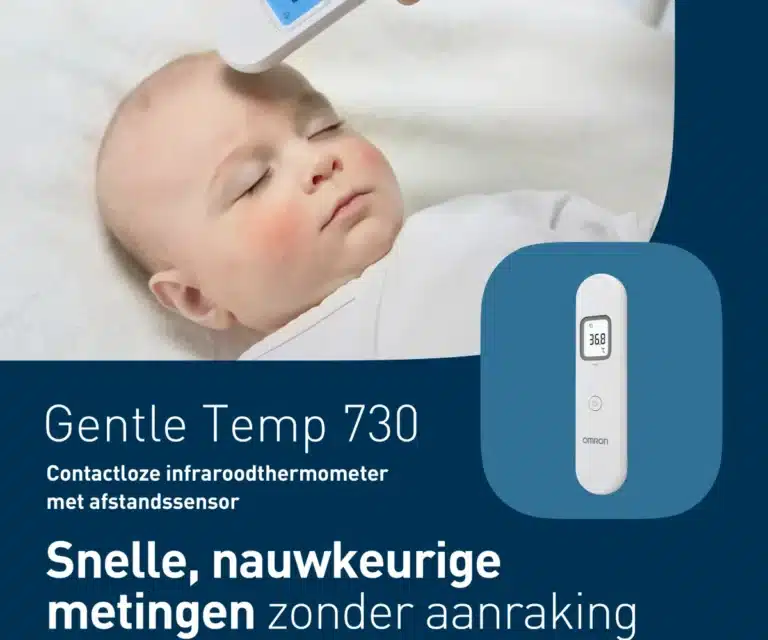 Omron Gentle Temp 730 voorhoofdthermometer bij het voorhoofd van een baby met “OK” op het scherm en tekst “Snelle, nauwkeurige metingen zonder aanraking”