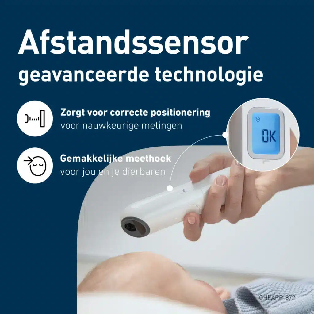Temperatuurmeting bij het voorhoofd van een baby met de Omron Gentle Temp 730 voorhoofdthermometer, met close-up van het scherm met “OK” en twee iconen met tekst “Zorgt voor correcte positionering” en “Gemakkelijke meethoek”