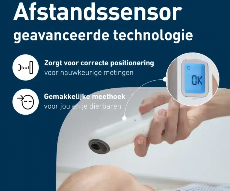 Temperatuurmeting bij het voorhoofd van een baby met de Omron Gentle Temp 730 voorhoofdthermometer, met close-up van het scherm met “OK” en twee iconen met tekst “Zorgt voor correcte positionering” en “Gemakkelijke meethoek”