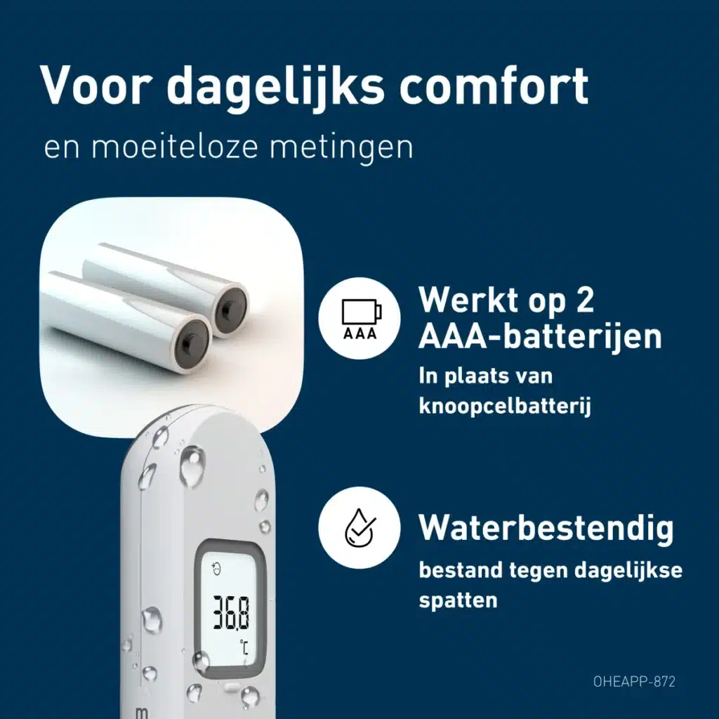 Boven: twee AAA-batterijen met tekst “Werkt op 2 AAA-batterijen”; onder: close-up van het scherm van de Omron Gentle Temp 730 voorhoofdthermometer met waterdruppels en tekst “Waterbestendig”