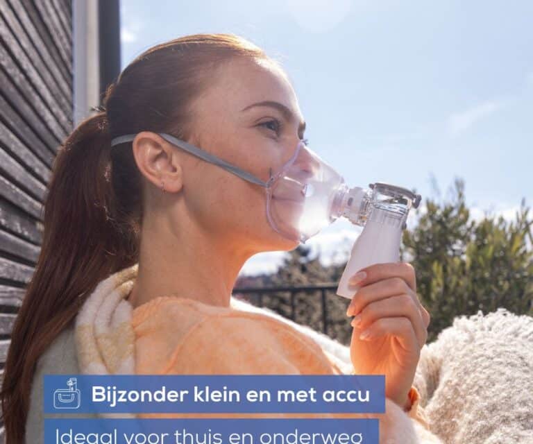 Vrouw gebruikt de Beurer IH 57 mesh-vernevelaar buiten