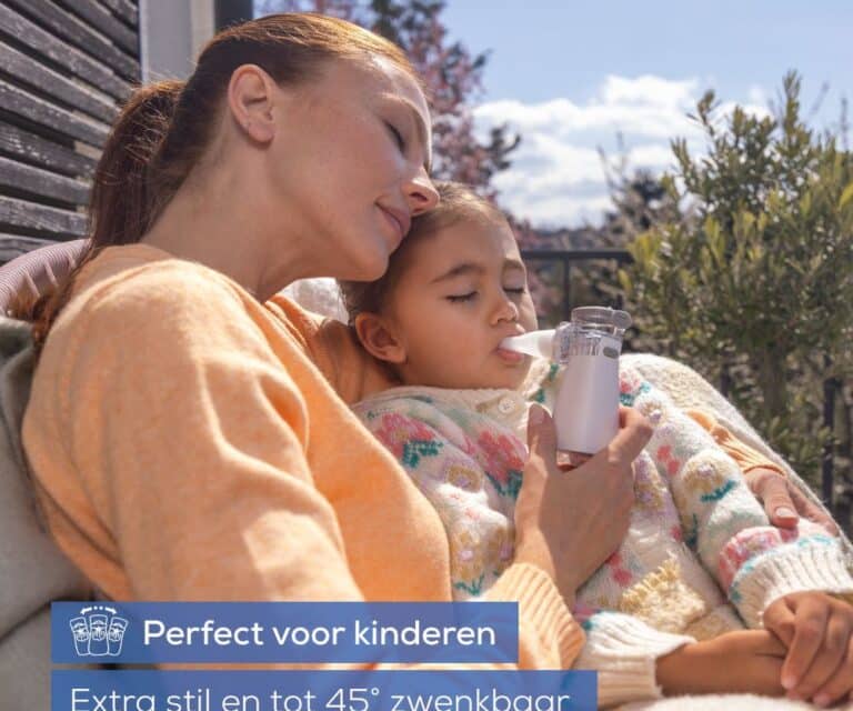 Vrouw helpt een kind met vernevelen met de Beurer IH 57 buiten