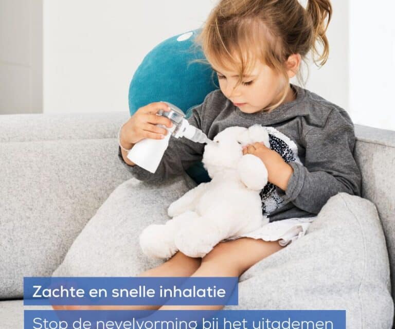 Kind gebruikt de Beurer IH 57 speels op een knuffeldier op de bank