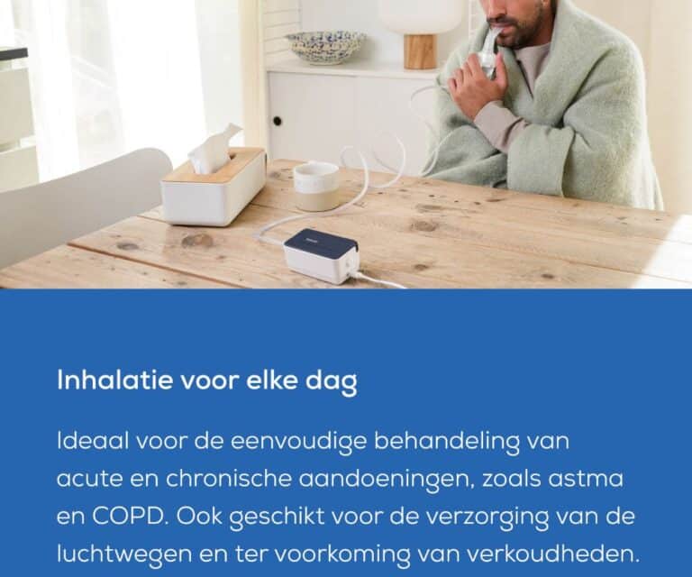 Man gebruikt de Beurer IH 15 vernevelaar aan tafel, met tissues en een kopje op tafel