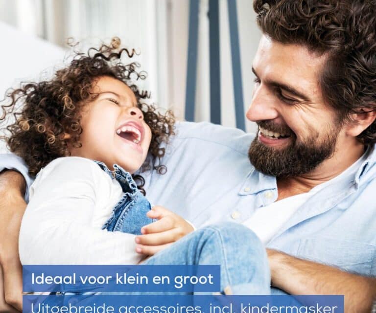 Kind zit lachend op schoot bij een man