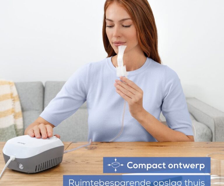 Vrouw bedient de Beurer IH 18 en houdt het mondstuk vast dat via een slang is verbonden