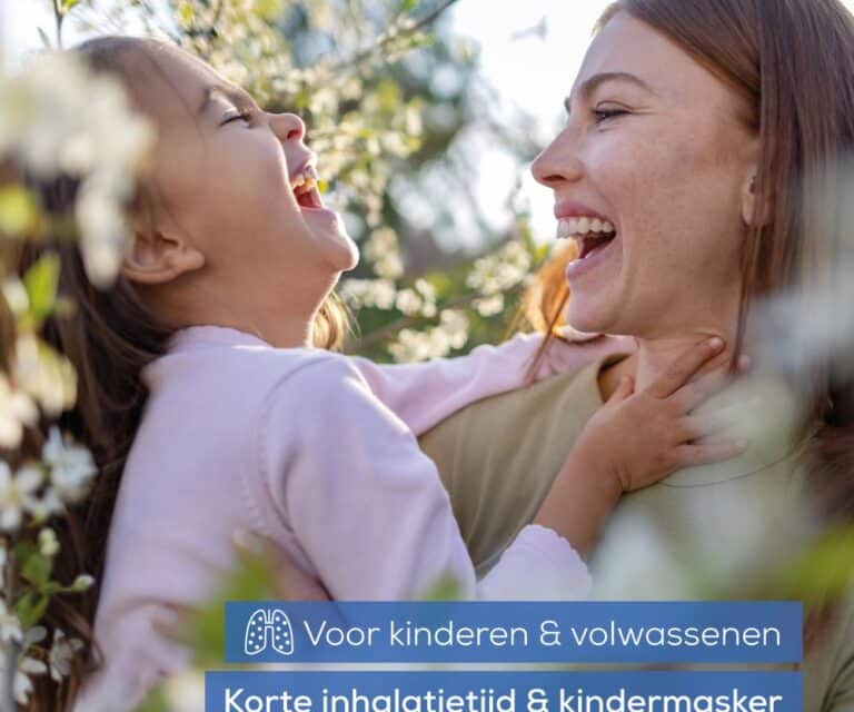 Close-up van een vrouw met een kind in haar armen buiten, beiden lachen