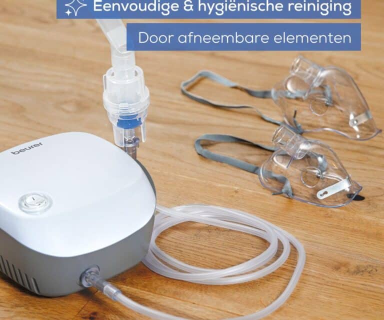 Beurer IH 18 vernevelaar met bevestigd mondstuk en kinder- en volwassenmasker op tafel