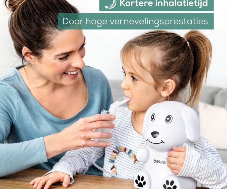 Vrouw helpt een kind met vernevelen terwijl het kind de Beurer IH 24 kindervernevelaar vasthoudt