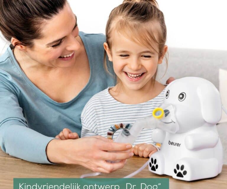 Vrouw en kind met de Beurer IH 24 kindervernevelaar in hondenvorm, waarbij de vrouw speels het gezichtsmasker op het apparaat plaatst