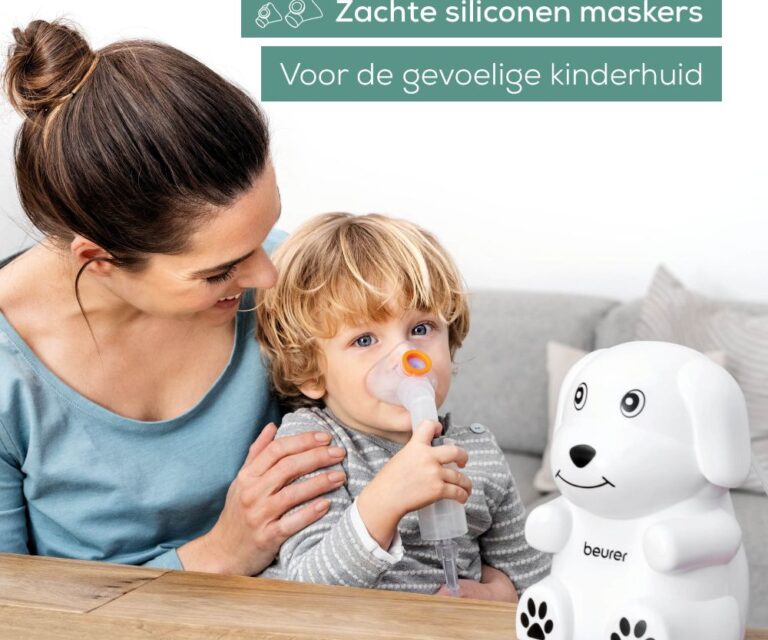 Kind vernevelt met een kindermasker van de Beurer IH 24 kindervernevelaar met hulp van een vrouw