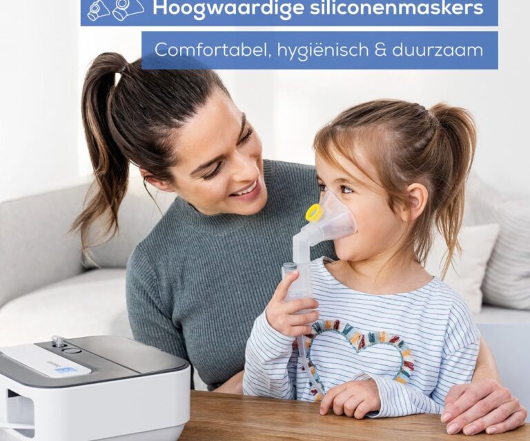 Vrouw en kind zitten aan tafel terwijl het kind vernevelt met de Beurer IH 28 Pro en een kindermasker