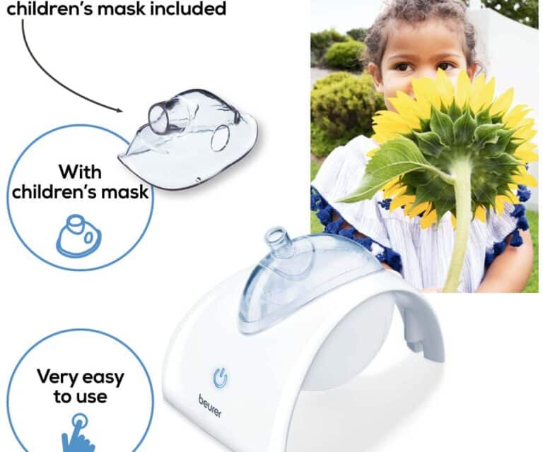 Beurer IH 40 ultrasone vernevelaar met kindermasker en een kind dat een zonnebloem vasthoudt