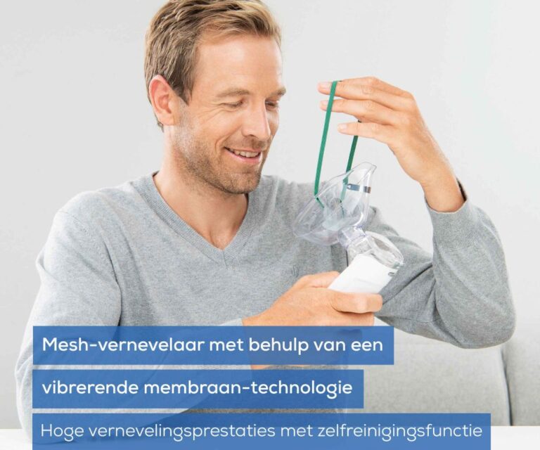 Man houdt de Beurer IH 55 vast en rekt het elastiek van het masker uit