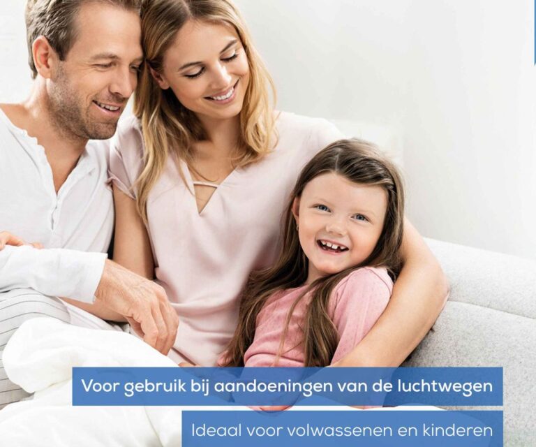 Man, vrouw en kind zitten lachend samen op de bank