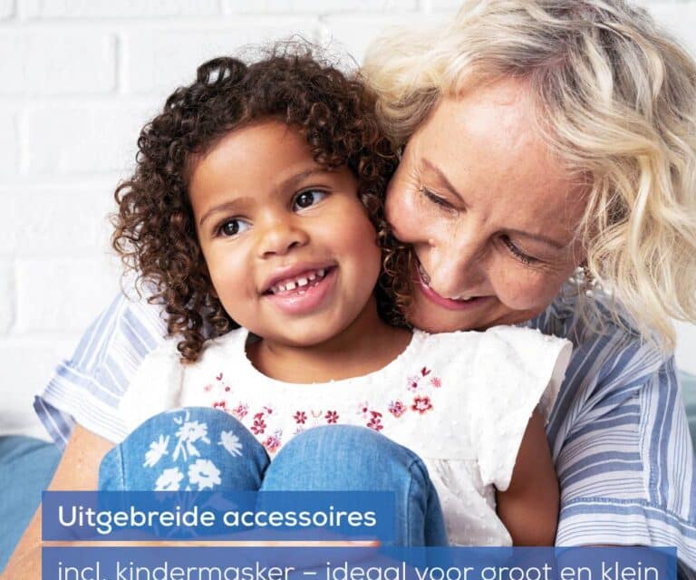 Zittende vrouw houdt een kind vast