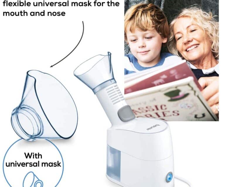 Beurer SI 40 stoominhalator en een universeel masker in beeld met een oudere vrouw en een kind die een kinderboek lezen