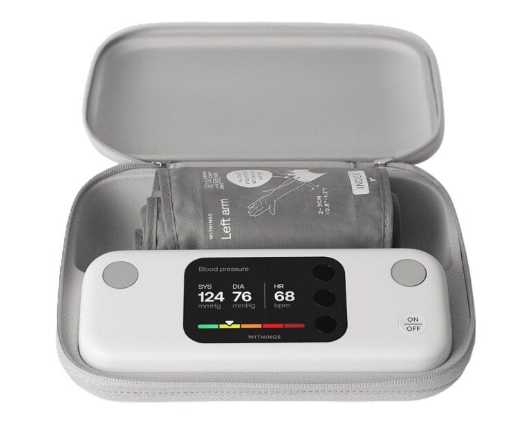 Withings BPM Vision met manchet in een open opbergetui