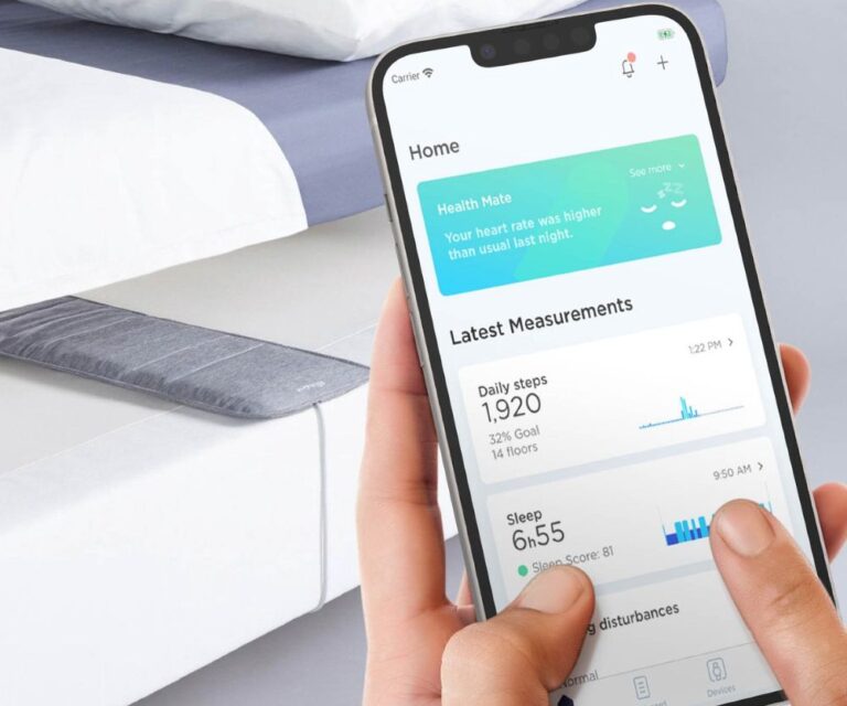Withings Sleep Analyzer tussen bedbodem en matras met smartphone en Withings-app in beeld