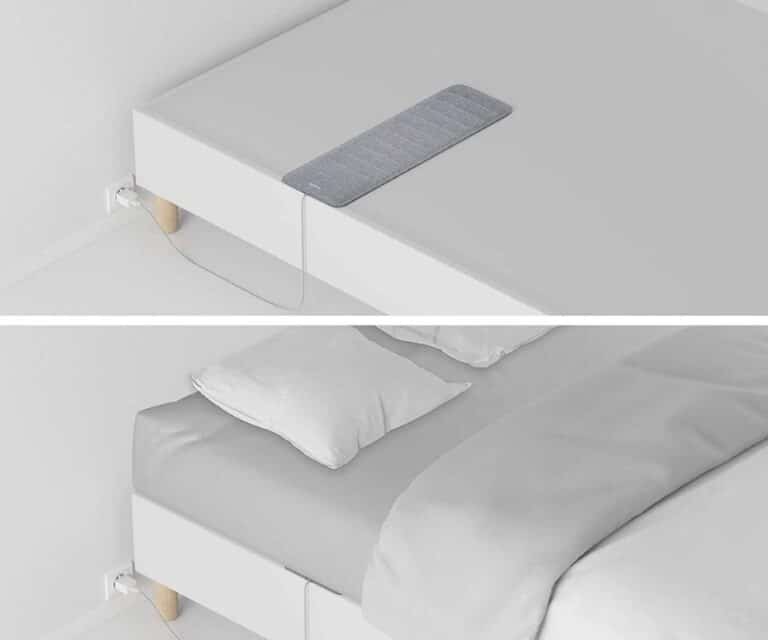 Twee beelden van de Withings Sleep Analyzer: boven op de bedbodem aangesloten op stroom, onder geplaatst onder het matras