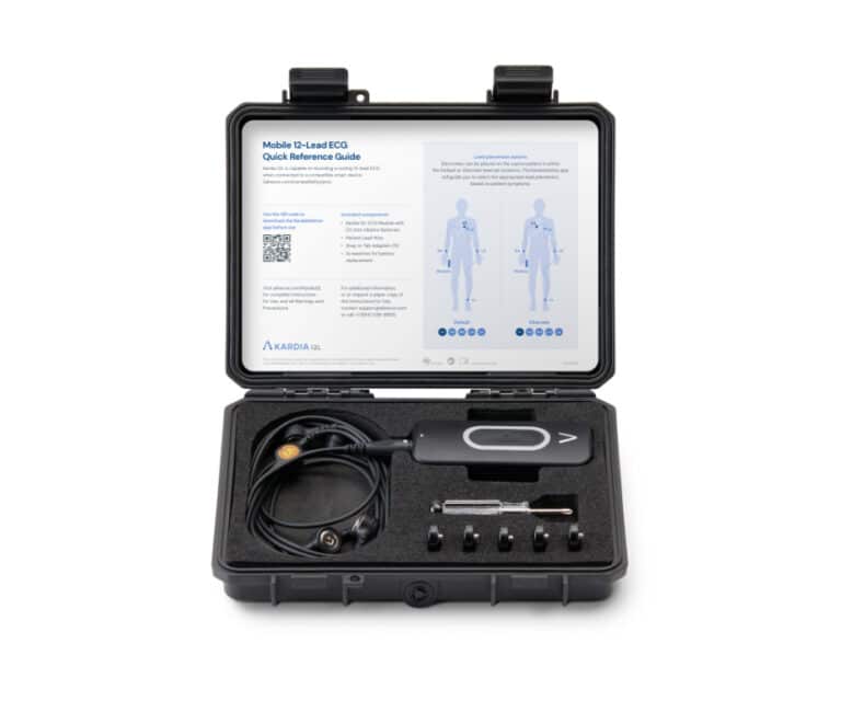 Opbergkoffer voor het AliveCor KardiaMobile 12-kanaals ECG-systeem met apparaat en accessoires zichtbaar
