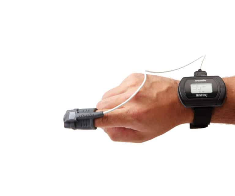 Alternative view of Nonin WristOx2 3150 BLE Pulsoximeter met smartphone verbinding